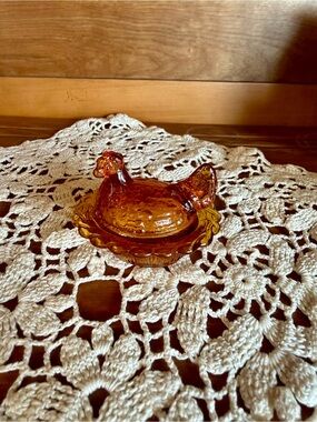 Mosser Mini Amber Hen on Nest Salt Cellar